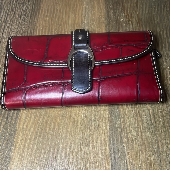 Dooney & Bourke Vintage Bordeaux Croc Embossed Leather Wallet front closure - Picture 2 of 14